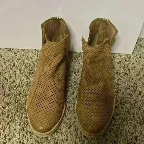 Dolce Vita perforated Ankle Bootie - Picture 3 of 8